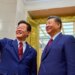Lee of South Korea selfies with Xi using gift phone
