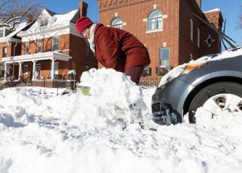 Millions shovel through US snowstorm as cold persists