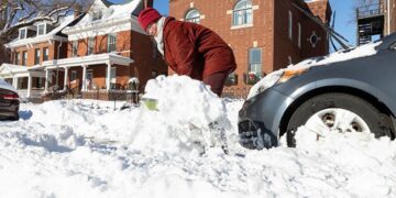 Millions shovel through US snowstorm as cold persists