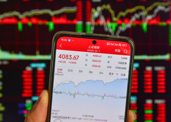 Shanghai Stock Soars to 10-Year High on Insurance Gains