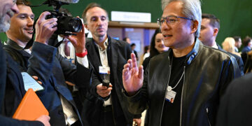 Tech Experts Emphasize Adaptability During Davos Meeting Amid Market Fragmentation