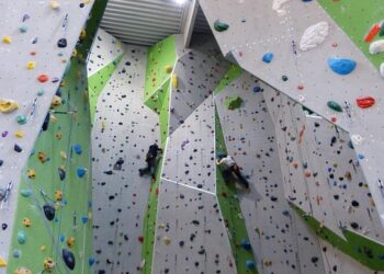 climbing wall 101535 960 720.jpg