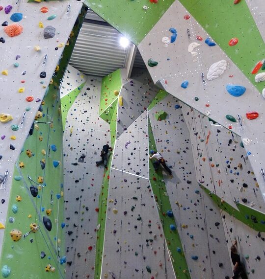 climbing wall 101535 960 720.jpg