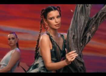Beren Saat Faces Backlash Over English Single “CapitaliZoo”