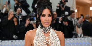 Kim Kardashian's Makeup-Free Selfies Ignite Online Debate