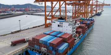 Zhejiang Ports Transition from Dominance to Synergy, Record Exports in 2025
