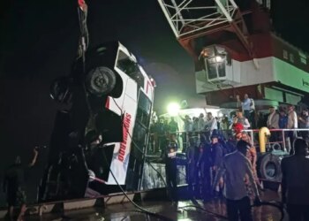 Bus plunges into river in Bangladesh during ferry boarding, 24 lives lost
