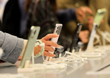 China Smartphones Brace for 2026 Price Surge Amid 90% Memory Cost Spike