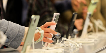 China Smartphones Brace for 2026 Price Surge Amid 90% Memory Cost Spike