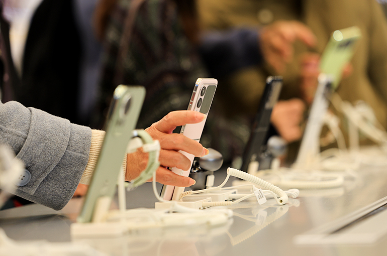 China Smartphones Brace for 2026 Price Surge Amid 90% Memory Cost Spike