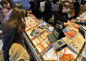 Chinese Jewelry Shops Raise Prices as Gold Soars, Banks Issue Warning Amid Middle East Tensions