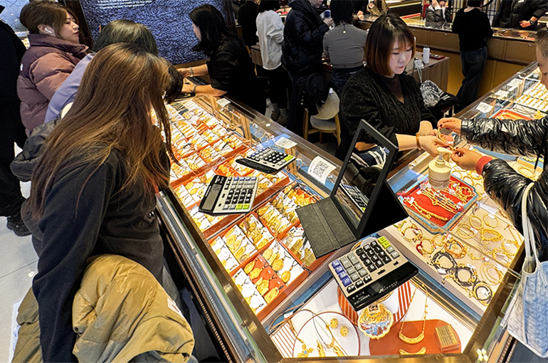 Chinese Jewelry Shops Raise Prices as Gold Soars, Banks Issue Warning Amid Middle East Tensions
