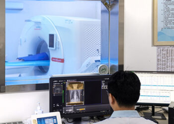 Delegates Call for ComeStrong AI Oversight in Healthcare at Two Sessions