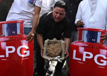 India’s Poor Turn to Wood and Coal Amid Gas Shortages