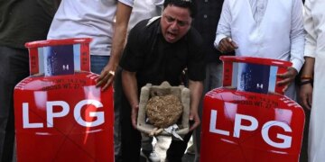 India’s Poor Turn to Wood and Coal Amid Gas Shortages