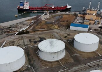 Tehran Threatens Gulf Oil Targets After Israeli Strikes on Iran