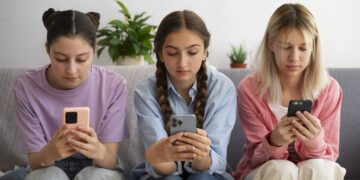 Countries with the Highest Rates of Smartphone Addiction 

1.  China
2.  Saudi A