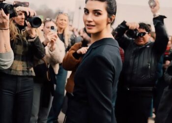 Tuba Büyüküstün Sets Stage with Stunning Pole Dance