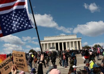 'US Protesters Rally Against Trump on "No Kings" Day'