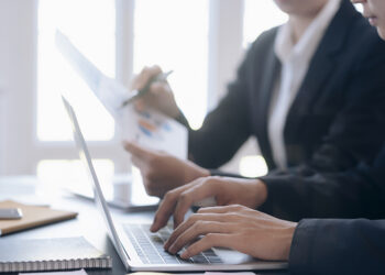 Chinese Brokers’ Salaries Surge in 2025 with Nine-Figure Paydays