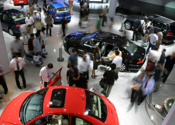 Chinese Carmakers Shift to Luxury Models, Foreign Firms Emphasize EVs at Beijing Auto Show