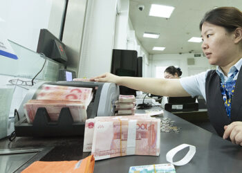 Chinese Households Shift from Bank Funds, Avoid Wealth Products Amid Yield Drop