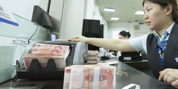 Chinese Households Shift from Bank Funds, Avoid Wealth Products Amid Yield Drop