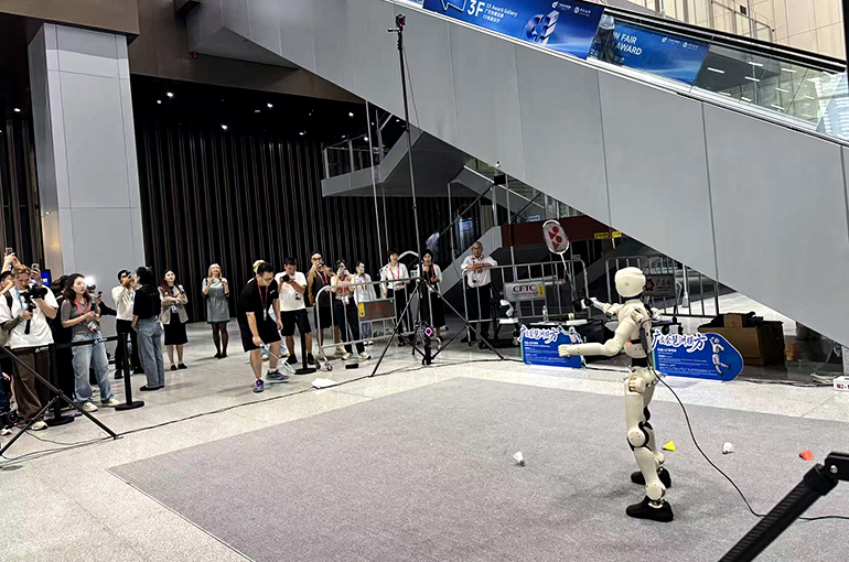 Chinese Robots Shine on Day One of Canton Fair Spring Edition