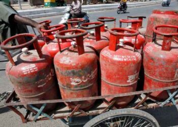 India Graveyard Raid Finds Hidden Cooking Gas Canisters Amid Shortage