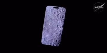 Moonshot on iPhone: Astronaut Reid Wiseman Takes Stunning Lunar Photo