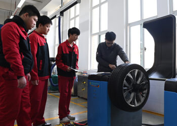 More Chinese Graduates Switch to Technical Schools Amid Job Scarcity