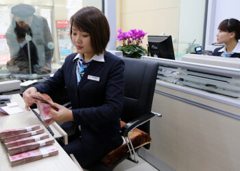Nine Chinese Banks Expanded Staff Amid Wage Declines in 2025