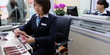 Nine Chinese Banks Expanded Staff Amid Wage Declines in 2025