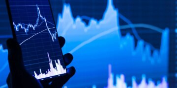 Smartphone Market Falling But Apple Strategy Succeeding