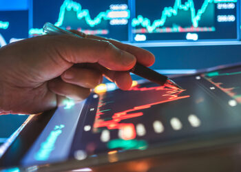 ChiNext Hits New Peak as Top 7 Firms Withdraw $4.7B