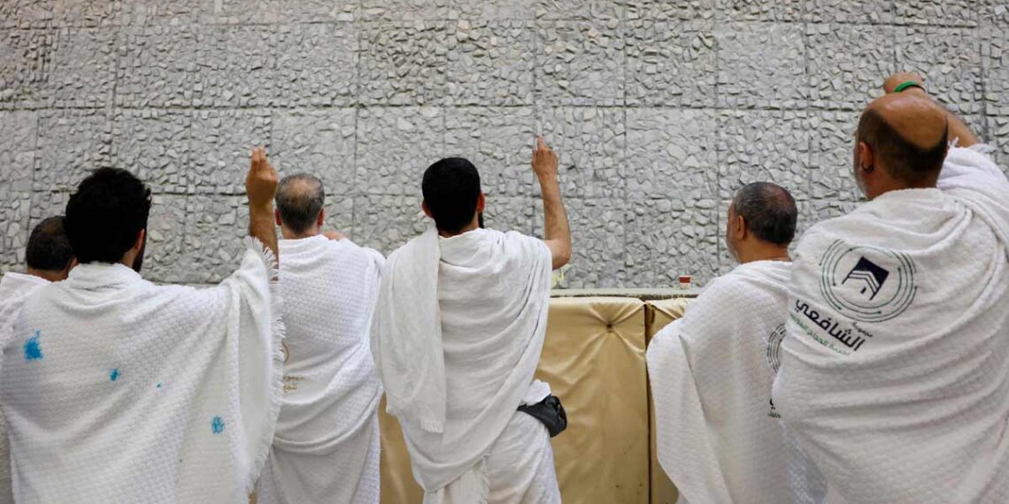 Pilgrims stone devil at Hajj despite scorching heat