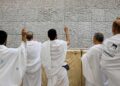 Pilgrims stone devil at Hajj despite scorching heat