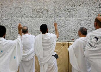 Pilgrims stone devil at Hajj despite scorching heat