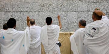 Pilgrims stone devil at Hajj despite scorching heat