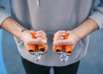 Simple Handgrip Test May Reveal Early Signs of Depression
