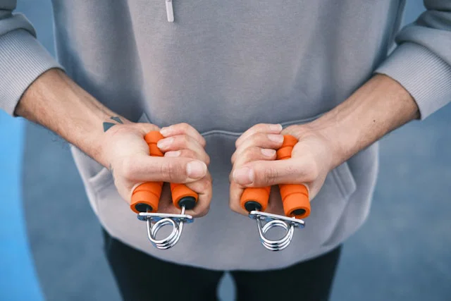Simple Handgrip Test May Reveal Early Signs of Depression