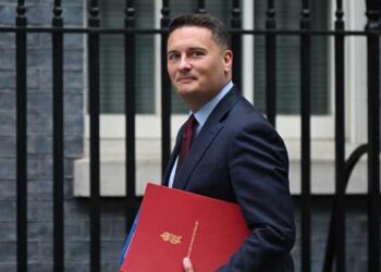 UK Ex-Minister Announces Bid to Replace Starmer as PM