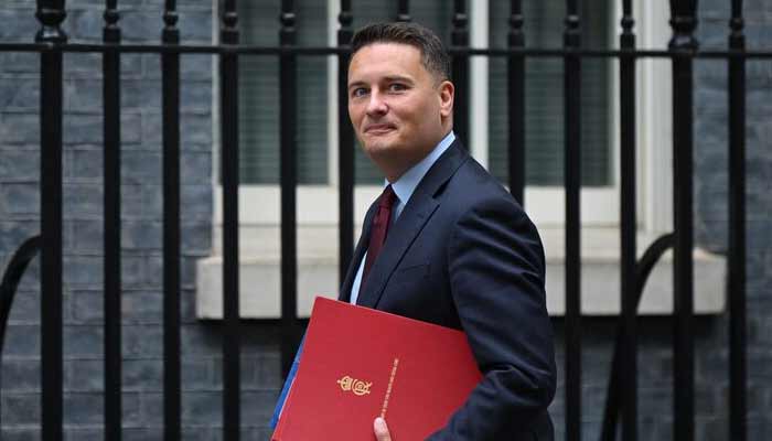 UK Ex-Minister Announces Bid to Replace Starmer as PM