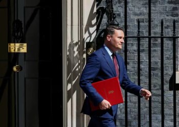 UK Minister Resigns, Urges Leadership Race to Oust PM Starmer
