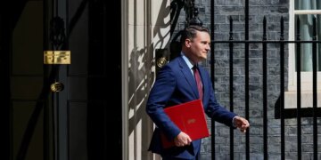 UK Minister Resigns, Urges Leadership Race to Oust PM Starmer