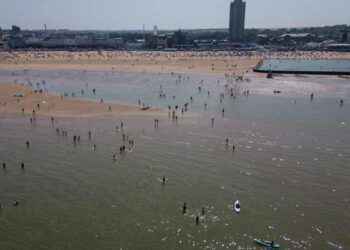 UK Shatters May Heat Record at 33.5°C Near London